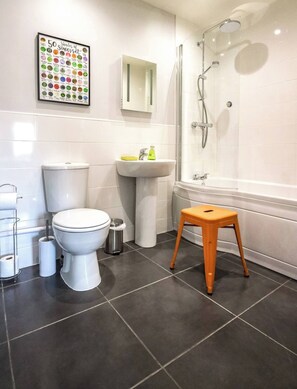 Combined shower/bathtub, hair dryer, towels