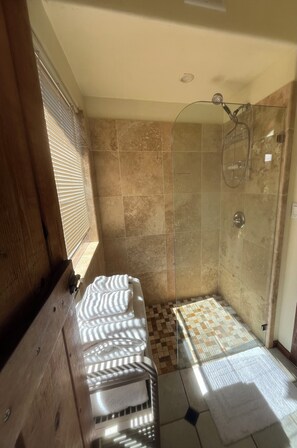 Suihku, hiustenkuivaaja, pyyhkeet, saippua