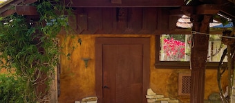 Secluded Cottage on Private Estate 23 acres. Hiking and parks nearby.lovely deck