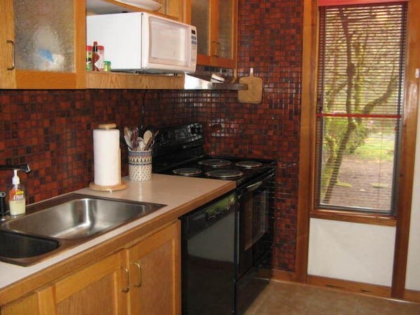 Cafetera y tetera, refrigerador, microondas y horno