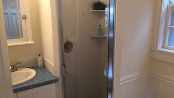 Regadera, secadora de cabello, jabón, shampoo