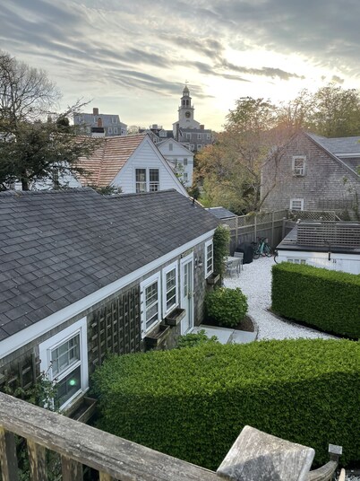 Cozy upper studio- fully equipped & close to town, harbor, shops & restaurants!