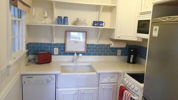 Microondas, lavavajillas, tetera eléctrica y máquina de hielo