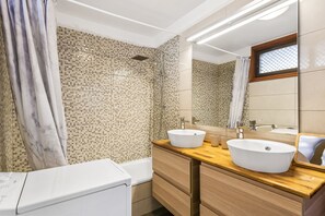 Baignoire, sèche-cheveux, serviettes fournies, papier toilette