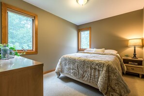 5 bedrooms, desk, iron/ironing board, WiFi