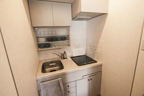Kühlschrank, Mikrowelle, Herdplatte, Kochgeschirr/Geschirr/Besteck