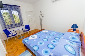 Iron/ironing board, WiFi, bed sheets