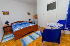 Tabla de planchar con plancha, wifi, ropa de cama