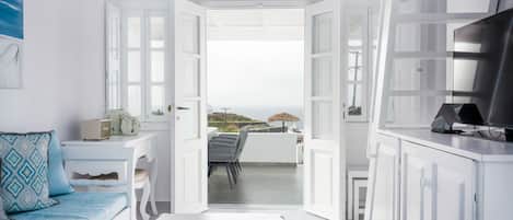 Smart-TV, Kamin, DVD-Player, Bücher