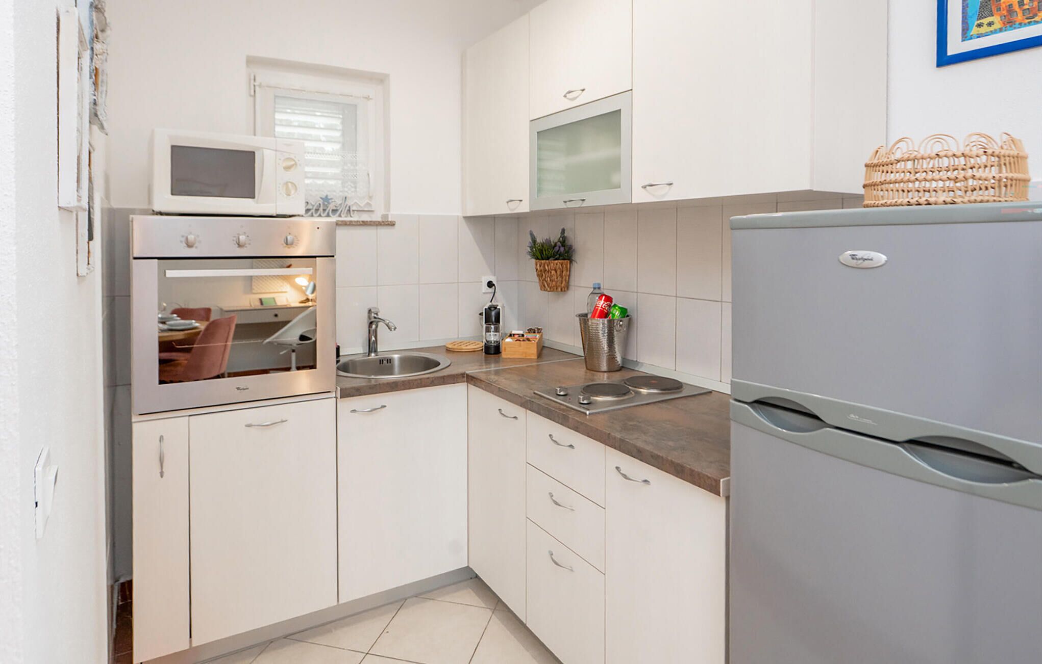 Wasserkocher mit Kaffee-/Teezubehör, Kühlschrank, Mikrowelle, Herdplatte