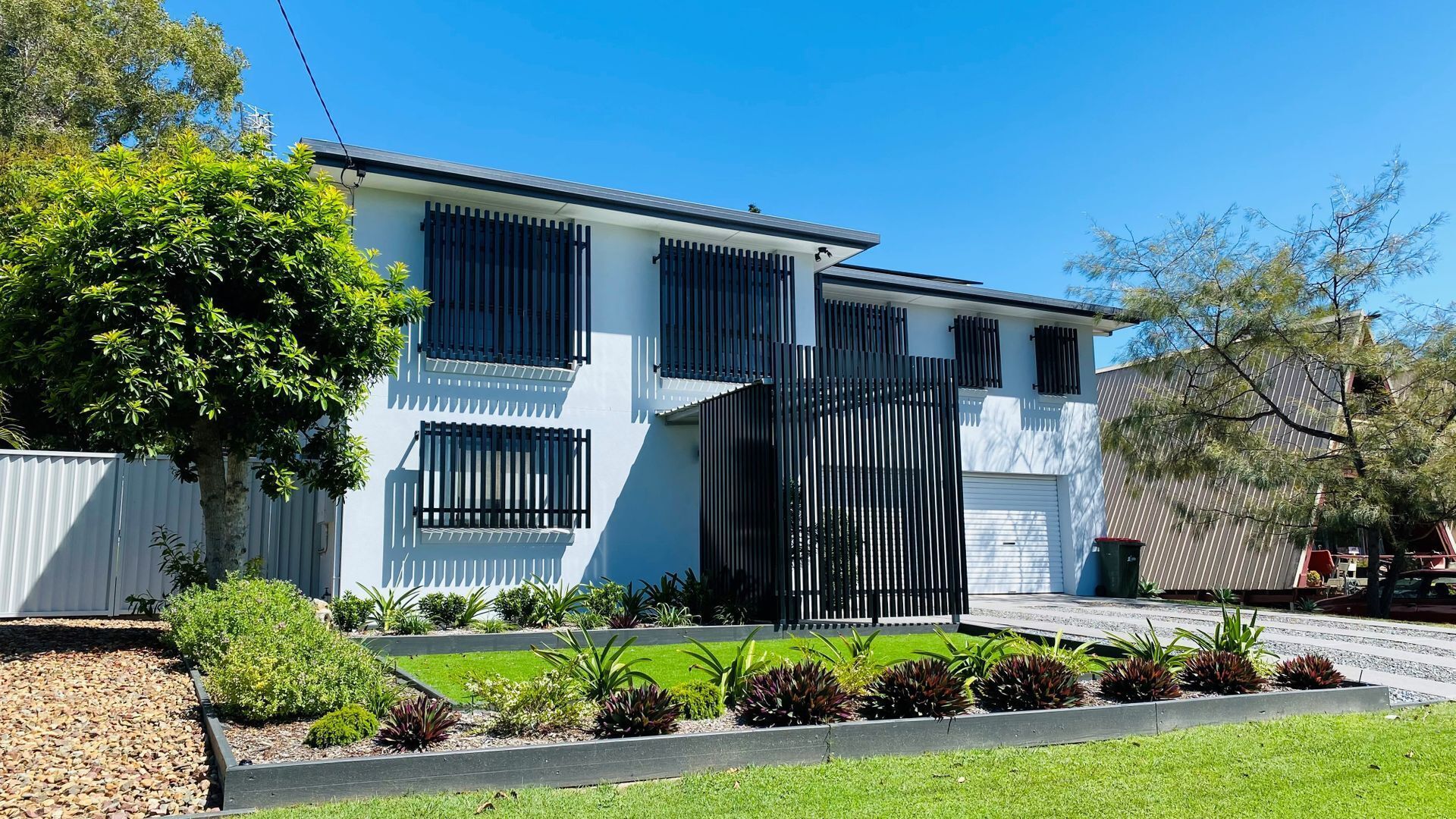 Modern 2 storey family beach house, great location