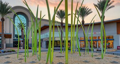 Luxury vacation Kemah, TX condo. Bars and restaurants within walking distance.