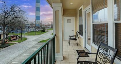Luxury vacation Kemah, TX condo. Bars and restaurants within walking distance.