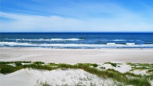 A beach with sand dunes and ocean waves. - Beach front home in Hvide Sande (Hvide Sande)