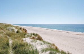 Una spiaggia nelle vicinanze, pesca