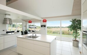 ثلاجة، موقد طهي مسطح، غسالة أطباق، ماكينة لصنع القهوة/الشاي