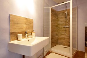 Kostenlose Toilettenartikel, Haartrockner, Handtücher, Seife