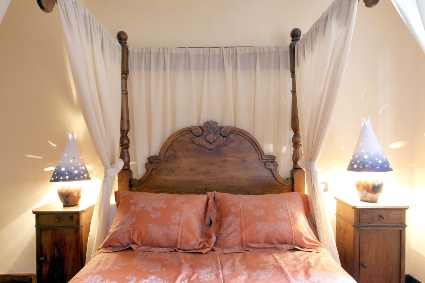 2 slaapkamers, een strijkplank/strijkijzer, reisbedje, beddengoed