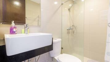 Serviettes fournies, savon, shampoing, papier toilette