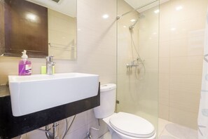 Towels, soap, shampoo, toilet paper - Stayhere Relax & Retreat in Scandi Inspired Flat (Taguig)