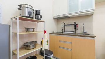 Een koelkast, een microgolfoven, een kookplaat, een waterkoker