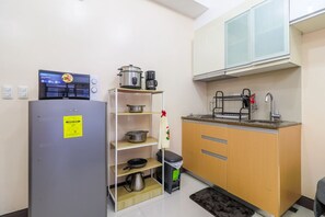 Fridge, microwave, stovetop, electric kettle - Stayhere Relax & Retreat in Scandi Inspired Flat (Taguig)