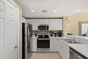 Réfrigérateur, four à micro-ondes, un four, surface de cuisson