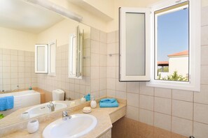 Ensemble douche/baignoire, sèche-cheveux, serviettes fournies