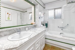 Badewanne, Haartrockner, Handtücher