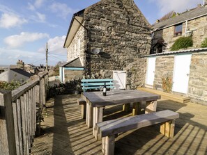 Outdoor dining - GORONWY COTTAGE, pet friendly, country holiday cottage in Barmouth (Barmouth)
