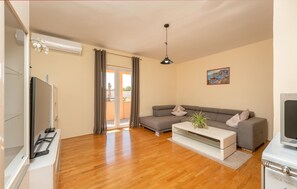 TV, table tennis - 5 bedroom cozy home in Biograd na moru (Biograd na moru)