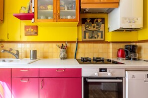 Fridge, oven, stovetop, dishwasher