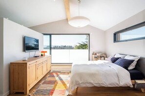 6 bedrooms, iron/ironing board, travel cot, WiFi