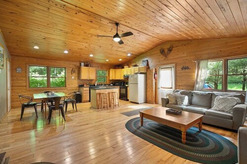 Access Lake from Cozy Seclusion- 3 Acres, Private Trail, Canoe - Sleeps 6-8