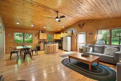 Access Lake from Cozy Seclusion- 3 Acres, Private Trail, Canoe - Sleeps 6-8