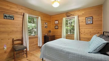 3 habitaciones, escritorio y tabla de planchar con plancha