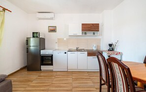 Fridge, stovetop, dishwasher