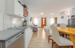Refrigerador, microondas, parrilla de estufa y lavavajillas 