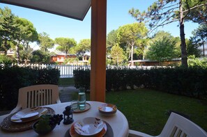 Outdoor dining - Holiday apartment with air conditioning, terrace and pool (Bibione)