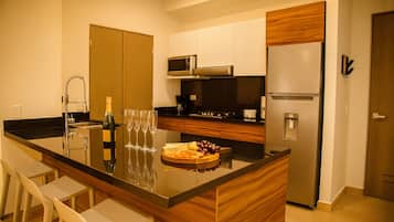 Coffee/tea maker, fridge, microwave, oven