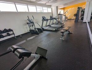 Kuntosali, jossa on juoksumattoja, kuntopyöriä, käsipainoja ja painonnostolaitteita.
