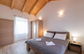 3 bedrooms, travel crib, free WiFi, bed sheets - 3 bedroom awesome home in Medulin (Medulin)