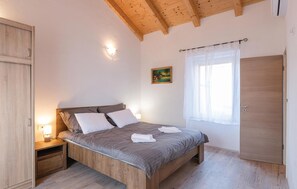 3 bedrooms, travel cot, free WiFi, bed sheets
