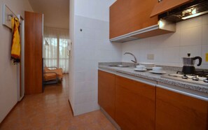 冷蔵庫、コンロ、コーヒー / ティーメーカー