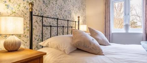 2 bedrooms, travel cot, Internet, bed sheets