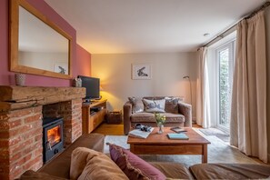 Een televisie en een open haard