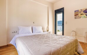 8 bedrooms, travel cot, free WiFi, bed sheets