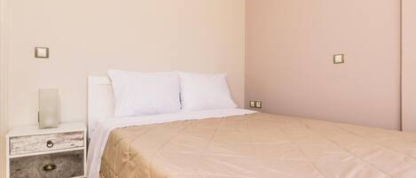 1 chambre, lit parapluie, Wi-Fi gratuit, draps fournis