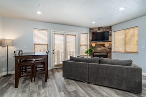 Smart TV, fireplace - Stay cool with great rates and central Air conditioning! Weber County lic #3495 (Eden)