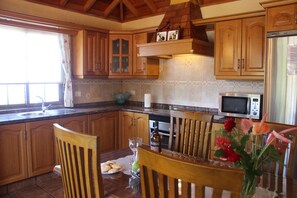 Kylskåp, mikrovågsugn, ugn och diskmaskin